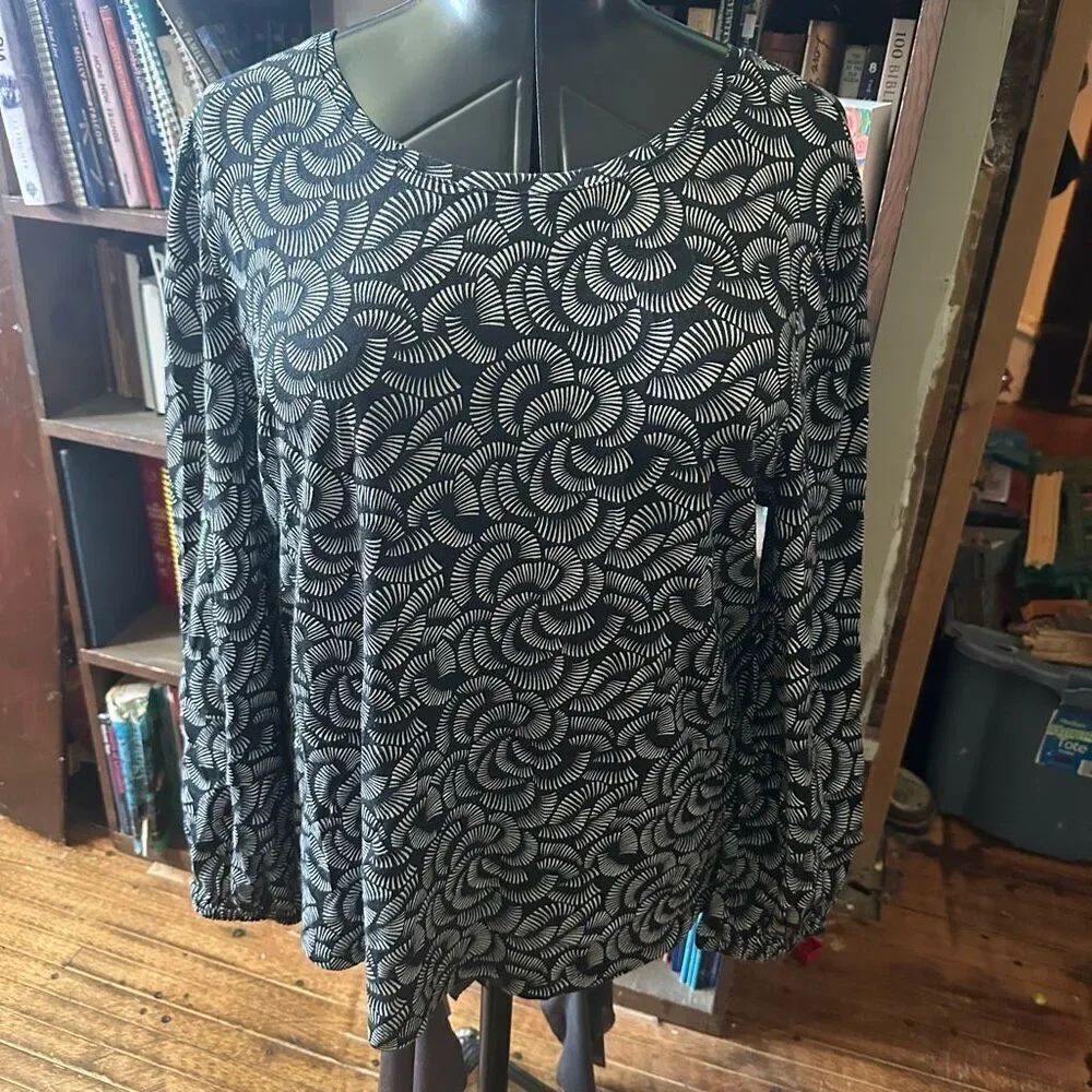 Chico’s black & white leaf knit travel full sleeve normcore 3/XL top